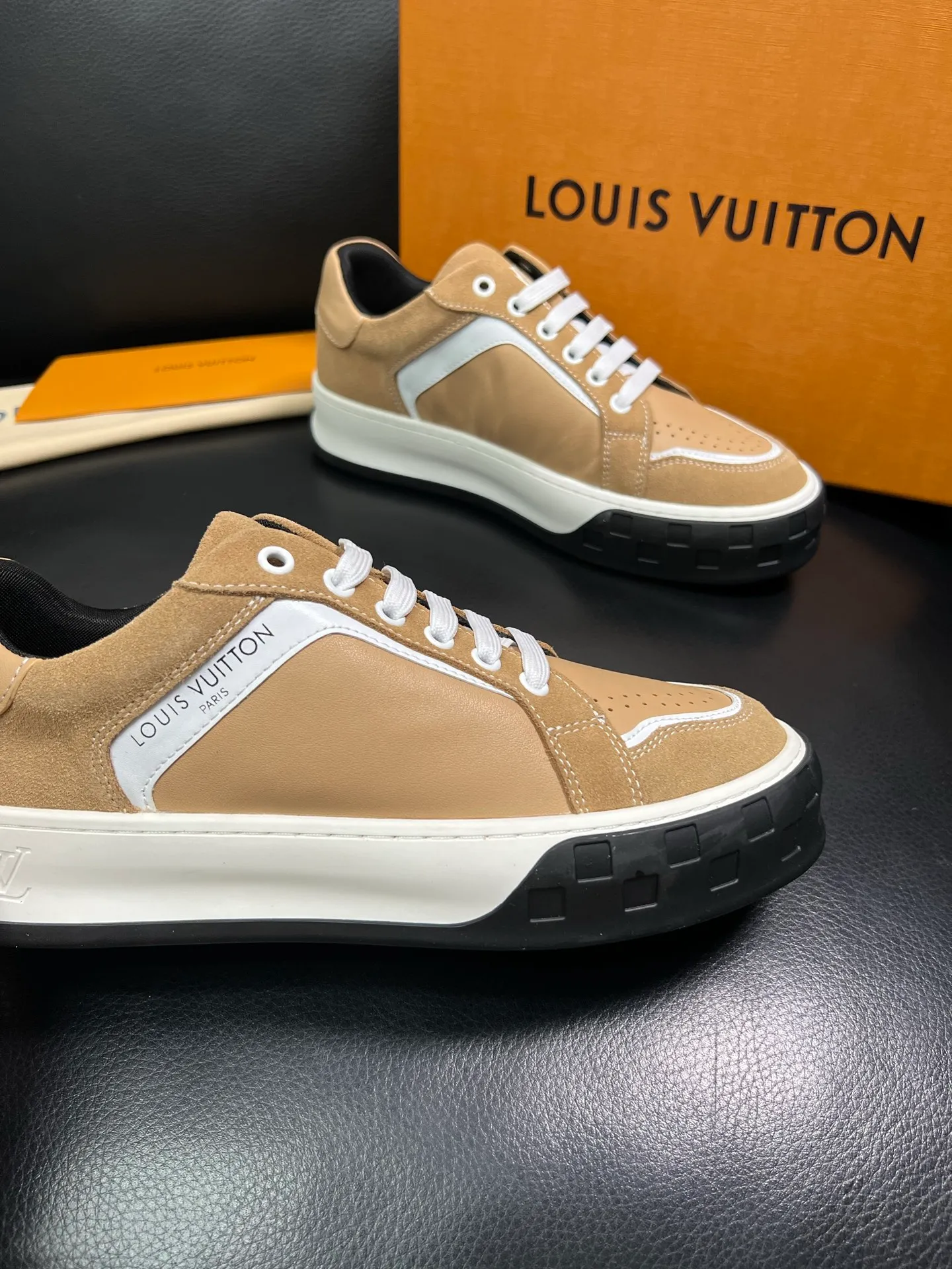 Men's shoes 💰740 Lv top purchase Louis Vuitton, counter synchronization, uppers imported from Italy cowhide, imported mesh padding soft and comfortable, soles: original soles specially provided by the original factory, T men's shoes 💰U exclusive movable molded soles super comfortable, original factory and single goods, high quality, welcome to compare, code number 39-44 (customized 38-45) 85858
